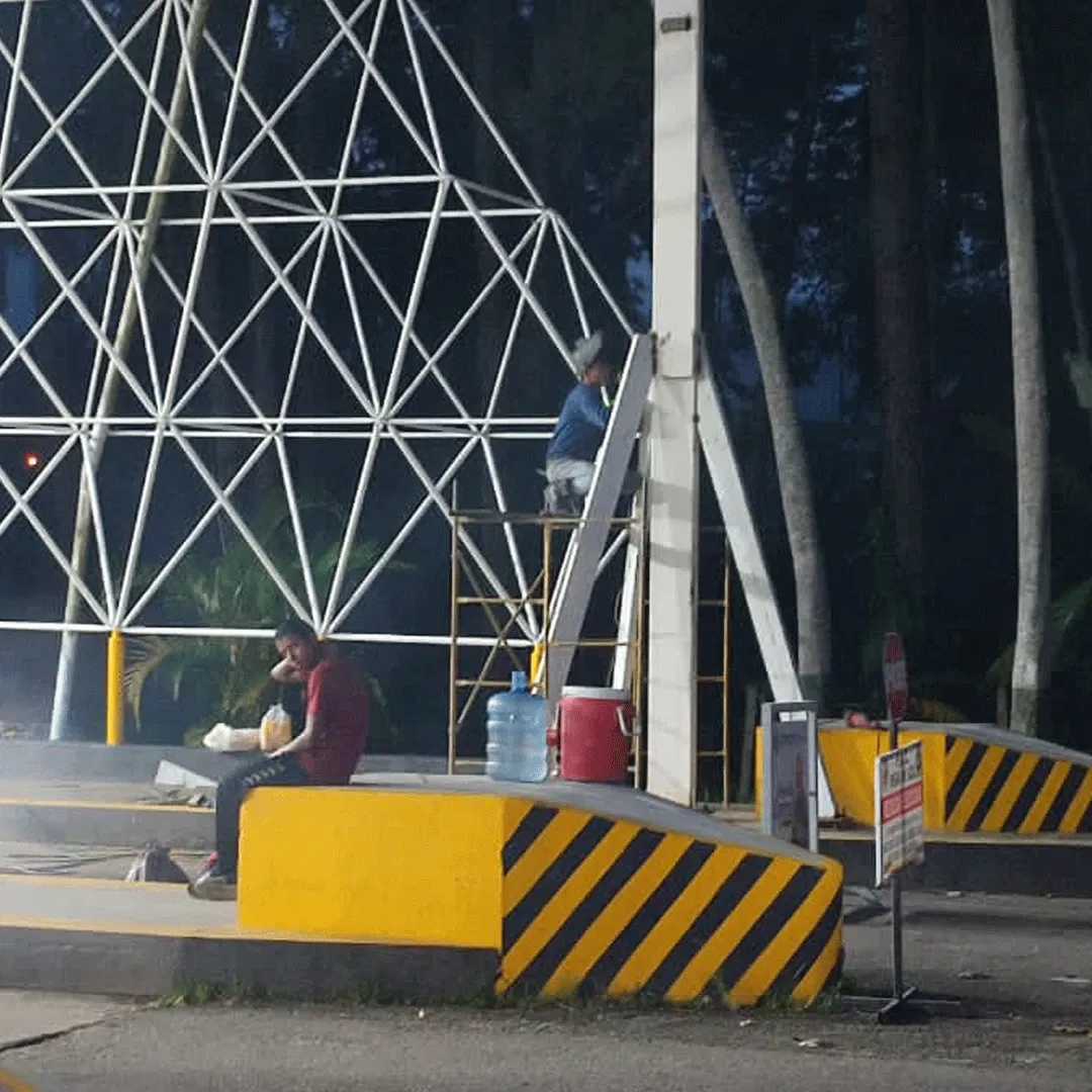 Space truss erected on steel columns