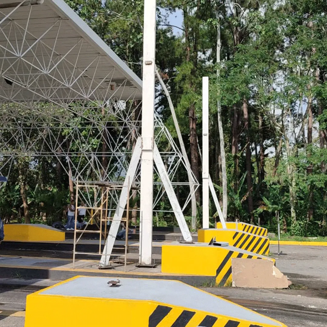 Steel canopy with a space truss over a gatehouse
